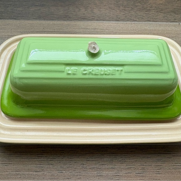 Le Creuset Covered Butter Dish, Green and Off White 1/4 lb Stick (BROKEN HANDLE) - Picture 2 of 8